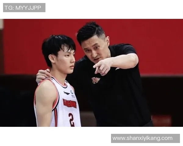 篮球明星亲自拍摄篮球视频分享训练秘笈与精彩瞬间引发球迷热议